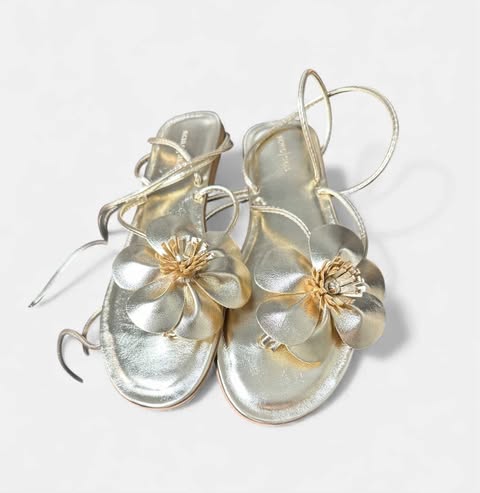 Rasteira dourada de flor TAM 37