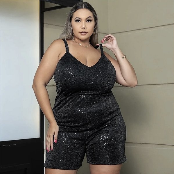 Macaquinho Curto Paetê Plus Size