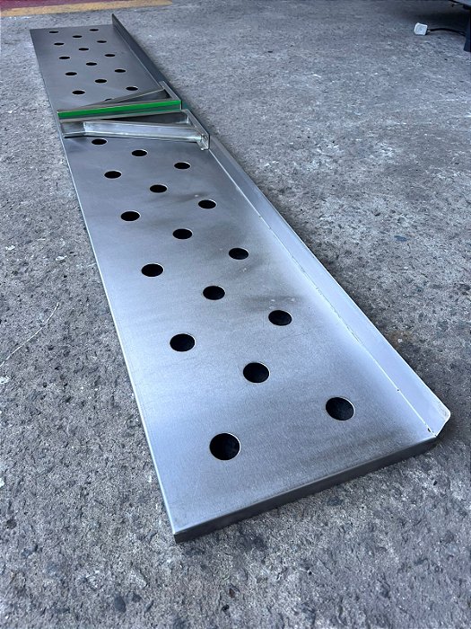 PRATELEIRA COM MÃO FRANCESA PERFURADA 100x300MM -  INOX 304 - SEM MARCA- SEMINOVA