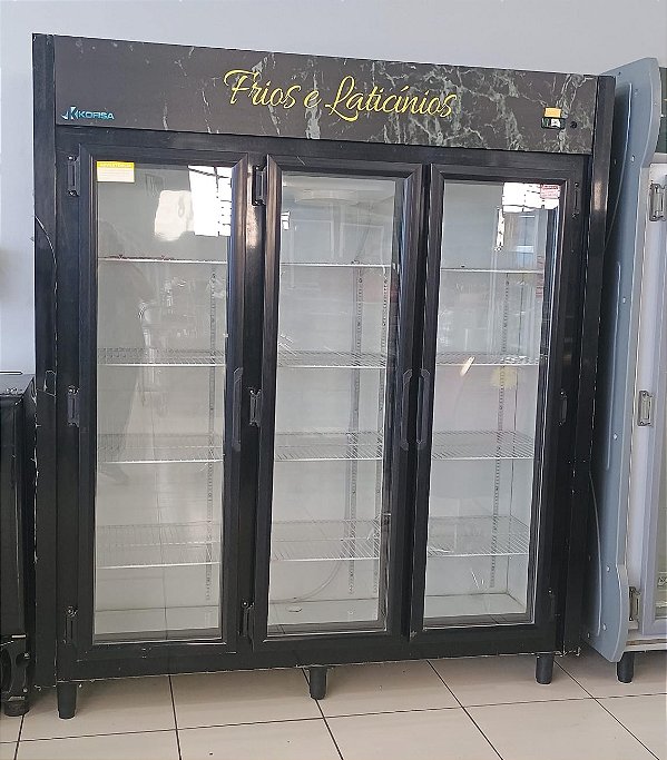 EXPOSITOR AUTO SERVIÇO VERTICAL 3 PORTAS KOFISA PRETO 1240 LITROS 220V - PECULIARIDADE - K3331