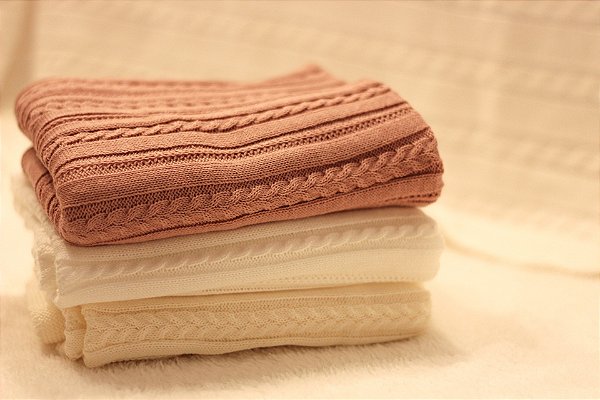 Manta trançada em tricot pérola