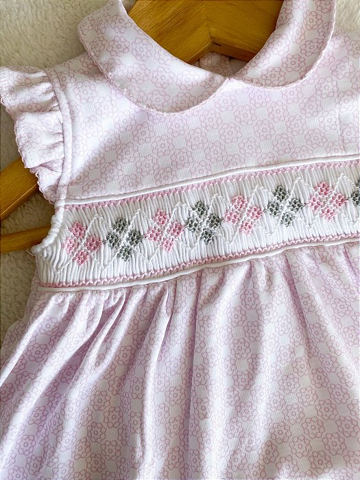 VESTIDO ROSA COM BORDADO DE CASINHA DE ABELHA DE BARALHO EM ALGODÃO PIMA