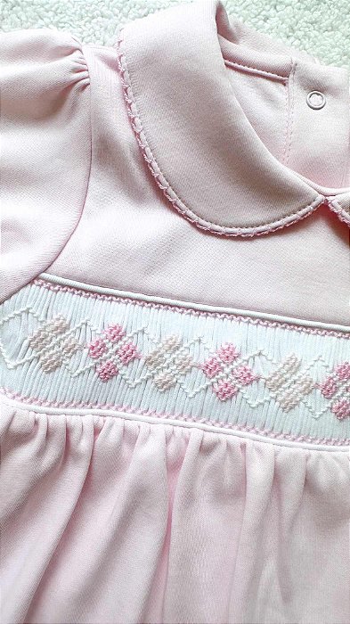 Macacão Casinha de Abelha Baralho Rosa