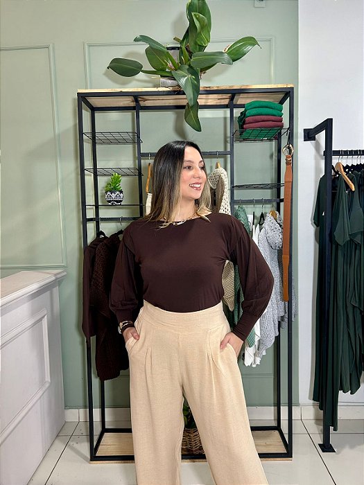 Blusa gola canoa com detalhe no ombro