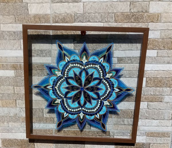 Quadro de Mandala decorativa pintada em vitral