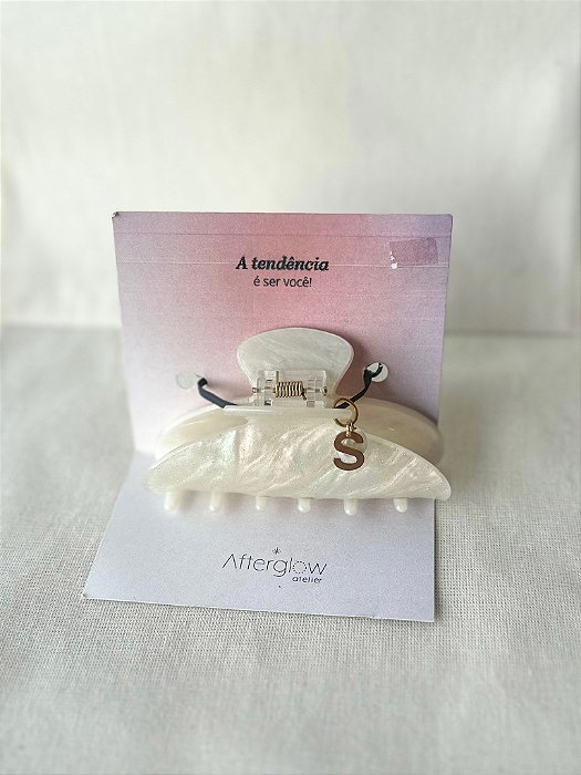 Prendedor com Letra - Pérola Barroca Personalizado