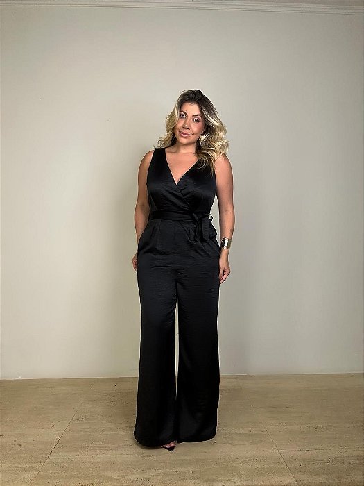 Macacão Decote Transpassado Vitória Preto