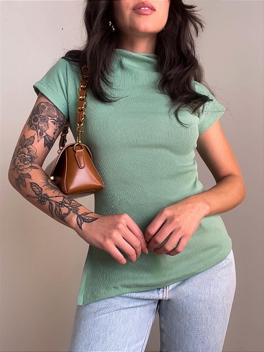 Blusa Gola Alta Assimétrica Nanda Verde