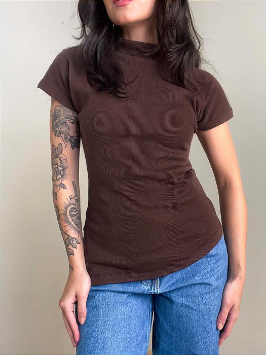 Blusa Gola Alta Assimétrica Nanda Marrom