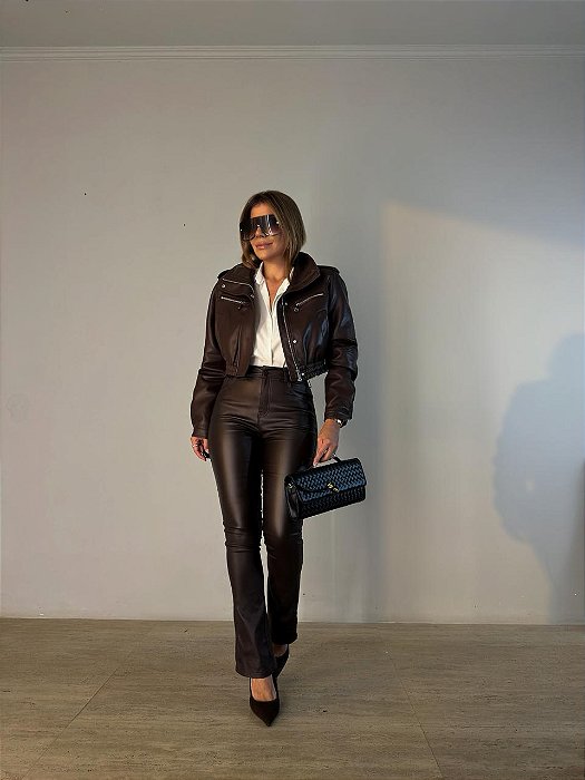 Calça Resinada Reta Ginevra Marrom Escuro (PRÉ-VENDA, ENVIO A PARTIR DO DIA 01/04)