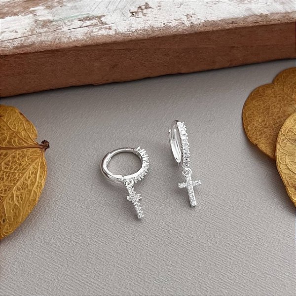 Argola Click Cravejada com Cruz