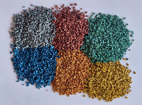 Borracha reciclada de pneu encapsulada (tingida), tamanho do grão: 3 a 4 mm, SACOS COM 30 kg.