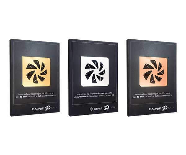 Código 1354 - Placa de parede personalizada com impressão e logo relevo