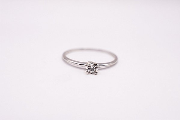 ANEL SOLITARIO OURO BRANCO C/ DIAMANTE