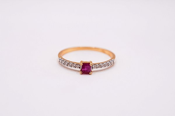 ANEL OURO AMARELO DIAMANTES E RUBI