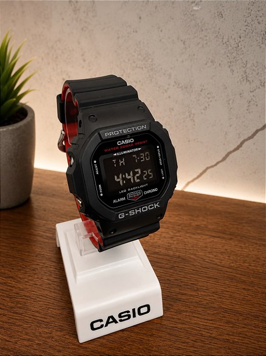 Relógio Casio G-Shock Masculino Digital Preto - DW-5600UHR-1DR