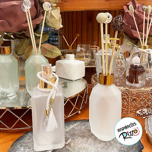 Potinho de Vidro Decorativo Sextavado com Tampa Difusora de Metal Dourada - 60ml