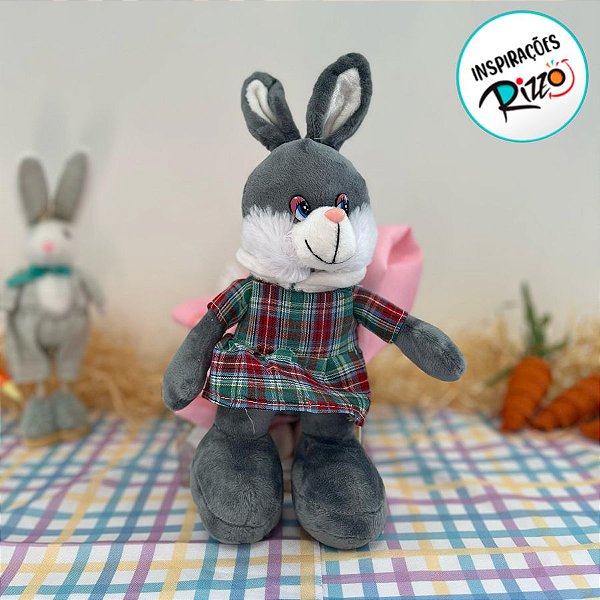 Coelho de Pelúcia Cinza com Roupa Xadrez para Pendurar - 29cm - 1 unidade - Rizzo