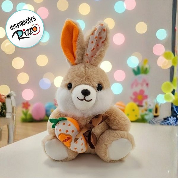 Coelho de Pelúcia Bege com Laço Marrom Segurando Cenoura - 26x16cm - 1 unidade - Rizzo