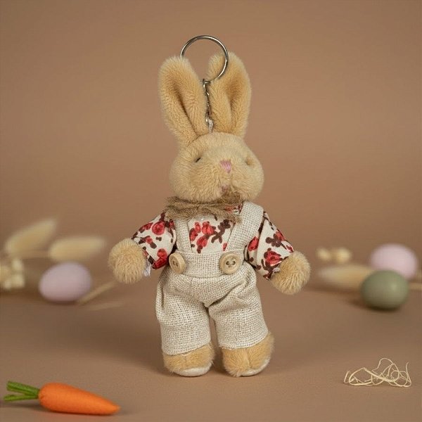 Chaveiro Coelho de Pelúcia Bege de Macacão e Blusa - Rosas - 14x7x3cm - 1 unidade - Rizzo