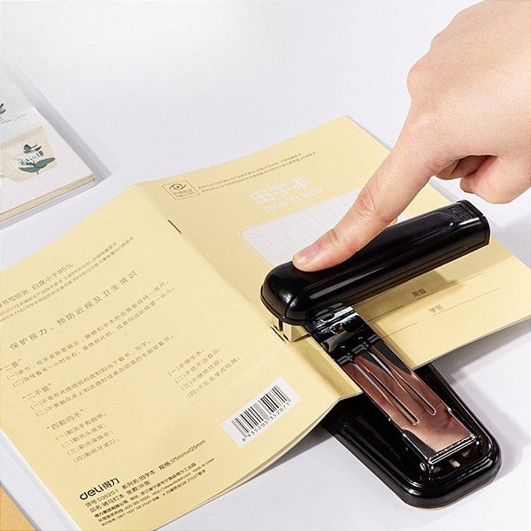 Grampeador  Rotativo 90° - Suporta até 25 folhas - Preto - 1 unidade - Deli - Rizzo