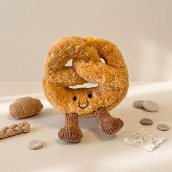 Chaveiro de Pelúcia Pretzel - Bege - 10x12cm - 1 unidade - Rizzo