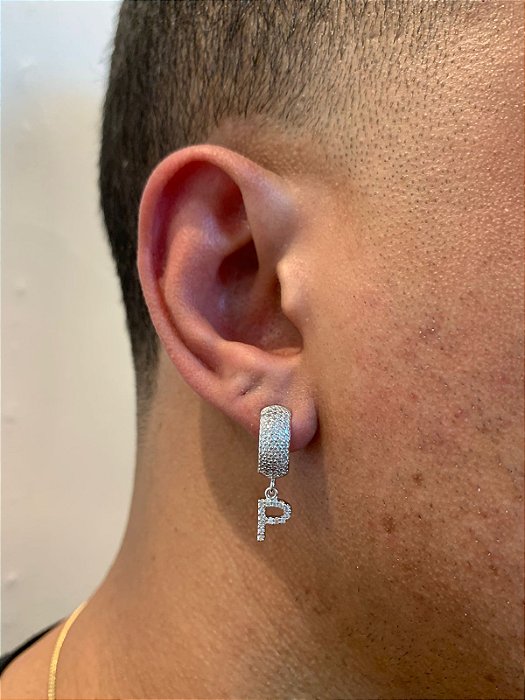 Brinco Masculino Par Argola 4 Fileiras G Cravejada Com Letra P Pendurada (9,8X6mm) Banhado A Ouro Branco BRIL013