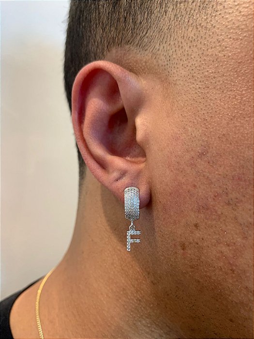 Brinco Masculino Par Argola 4 Fileiras G Cravejada Com Letra F Pendurada (9,8X5,1mm) Banhado A Ouro Branco BRIL006