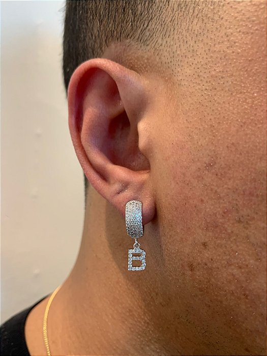 Brinco Masculino Par Argola 4 Fileiras G Cravejada Com Letra B Pendurada (9,8X3,2mm) Banhado A Ouro Branco BRIL002