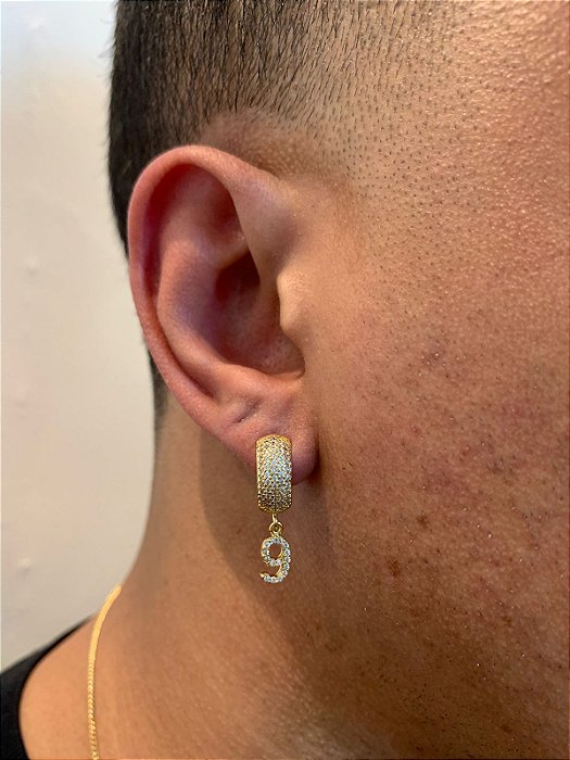 Brinco Masculino Par Argola Cravejada Com Número 9 + Letra (escolher) Pendurada (9,8X8,8mm) Banhado A Ouro 18K BRIN019