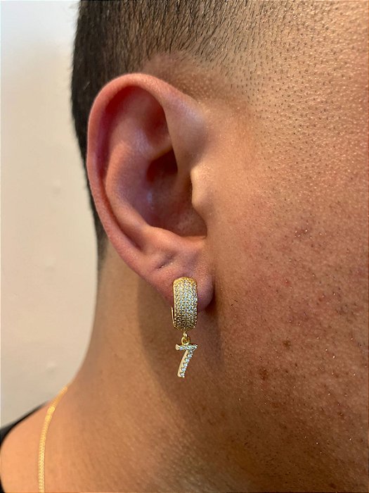 Brinco Masculino Par Argola Cravejada Com Número 7 + Letra (escolher) Pendurada (9,8X8,8mm) Banhado A Ouro 18K BRIN017