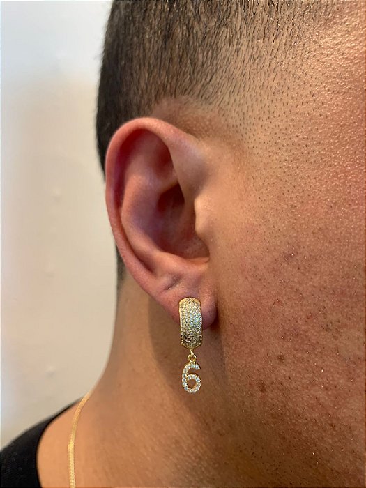 Brinco Masculino Par Argola Cravejada Com Número 6 + Letra (escolher) Pendurada (9,8X8,8mm) Banhado A Ouro 18K BRIN016