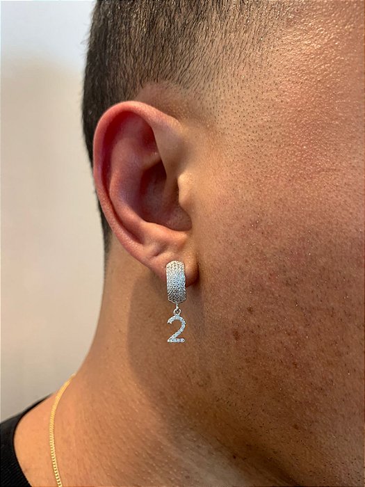 Brinco Masculino Par Argola 4 Fileiras G Cravejada Com Número 2 Pendurada (9,8X5,7mm) Banhado A Ouro Branco BRIN002
