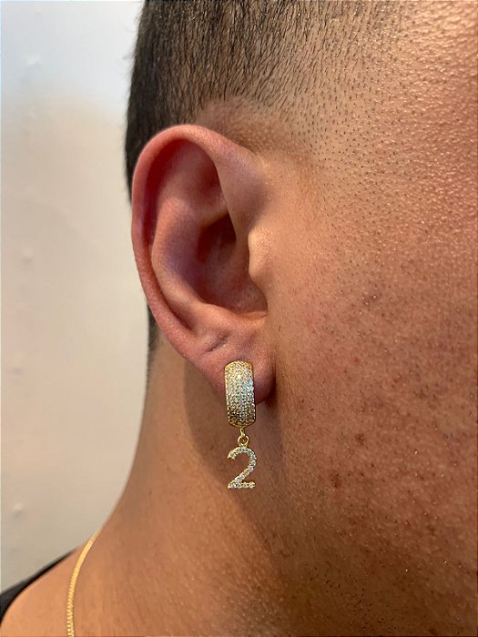 Brinco Masculino Par Argola Cravejada Com Número 2 + Letra (escolher) Pendurada (9,8X8,8mm) Banhado A Ouro 18K