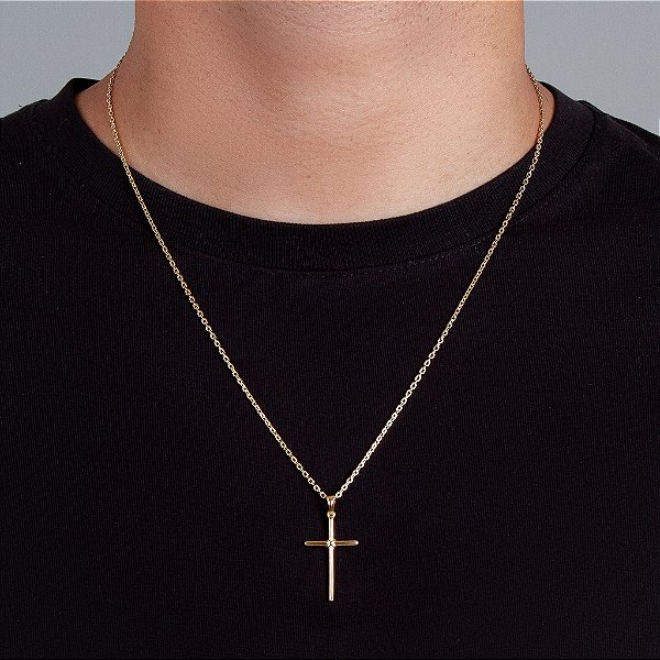 Corrente Elo Cadeado 60cm 2mm Fecho Tradicional + Pingente Cruz Palito com Detalhe Trançada (18,5x30mm) Banhada A Ouro 18k COR008-PIN011