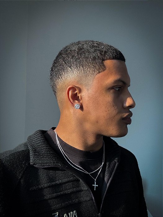 Kit Corrente Grumet 50cm 1,4mm + Pingente Cruz Cravejada Palito (13,2X19,7mm) + Corrente Cordão Baiano 50cm 1,6mm + Brinco Masculino Par Redondo Cravejado Pedra Retangular (12mm) Banhado A Ouro Branco COR005-PIN001-COR001-BRI158