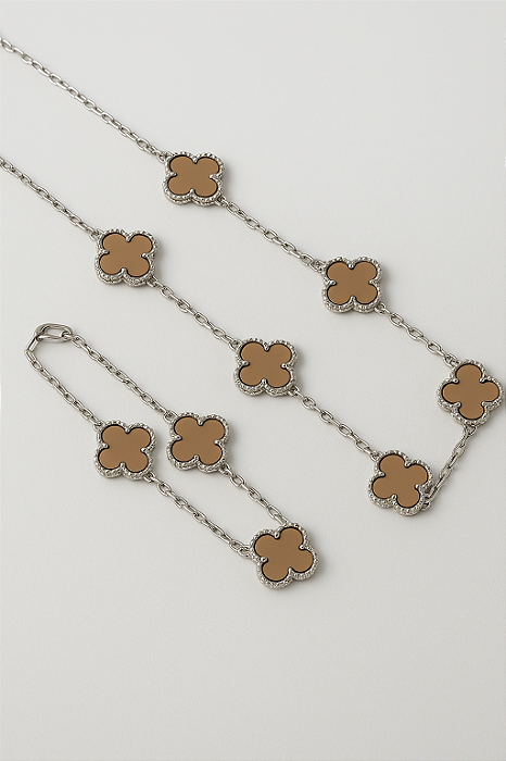 Kit Corrente Trevo Marrom 55cm + Pulseira Trevo Marrom Banhado A Ouro Branco