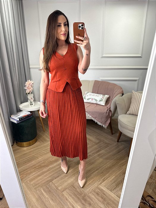 Conjunto saia midi plissada e colete