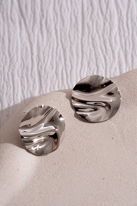 Brinco redondo detalhado liso branco