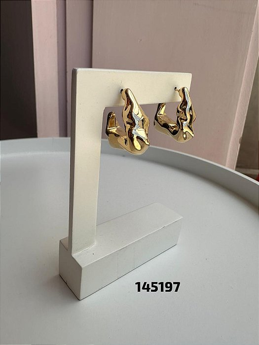 Brinco detalhado liso dourado