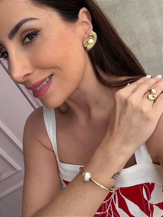 Brinco detalhado pérola dourado