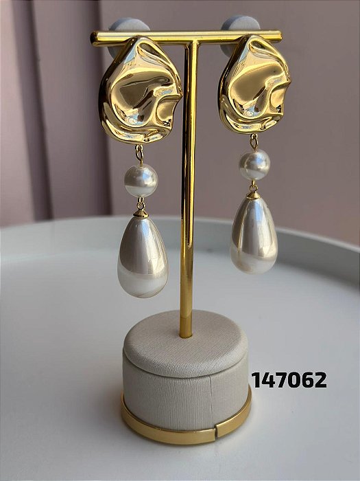 Brinco detalhado pérolas dourado