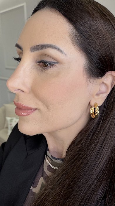 Brinco argola torcida lisa dourado