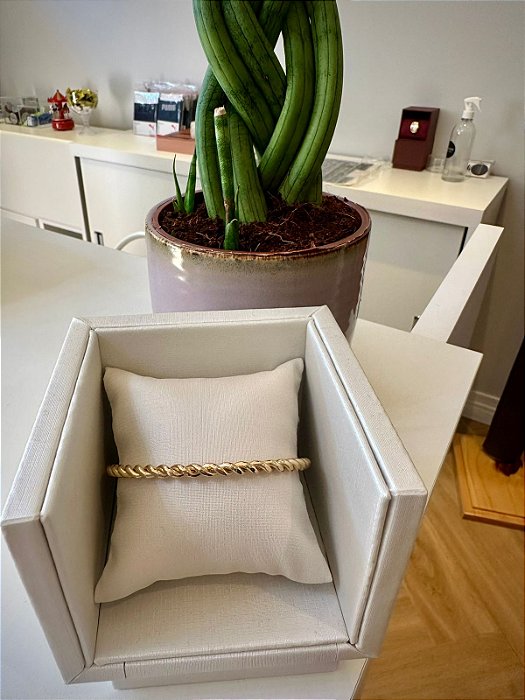 Bracelete torcido liso dourado