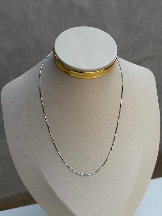 Colar liso branco
