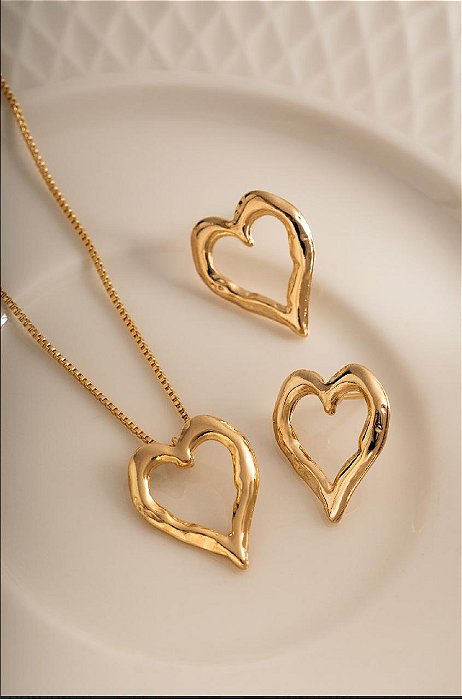Conjunto coração vazado liso dourado