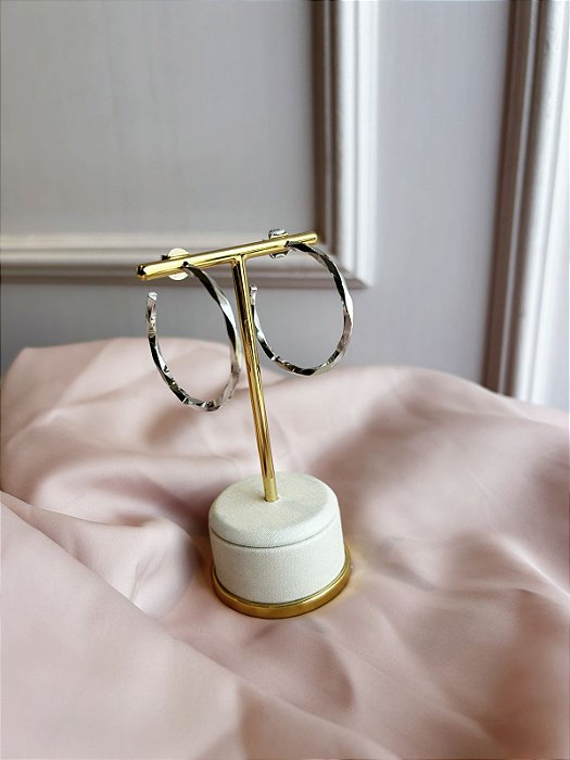 Brinco argola detalhada liso