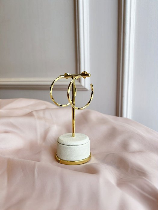 Brinco argola detalhada lisa dourado