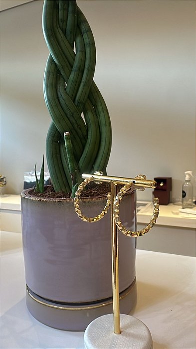 Brinco argola detalhada lisa dourada