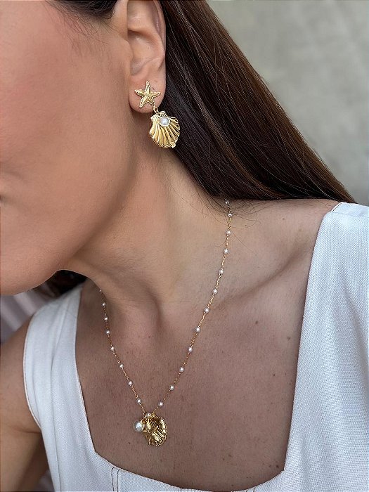 Brinco estrela e concha pérola dourado
